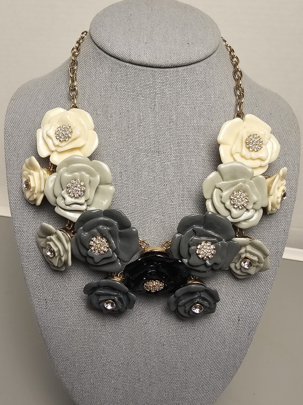 [BaubleBar] Ombré Cunky Resin Rose bib Statement Necklace